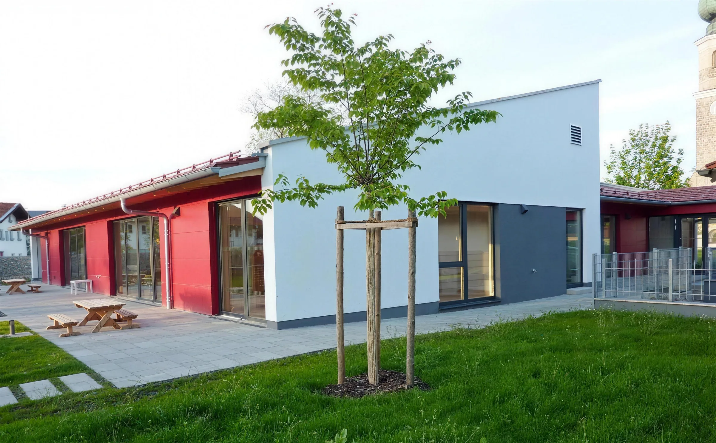 Außenansicht der Kindergarten-Erweiterung in Tüßling