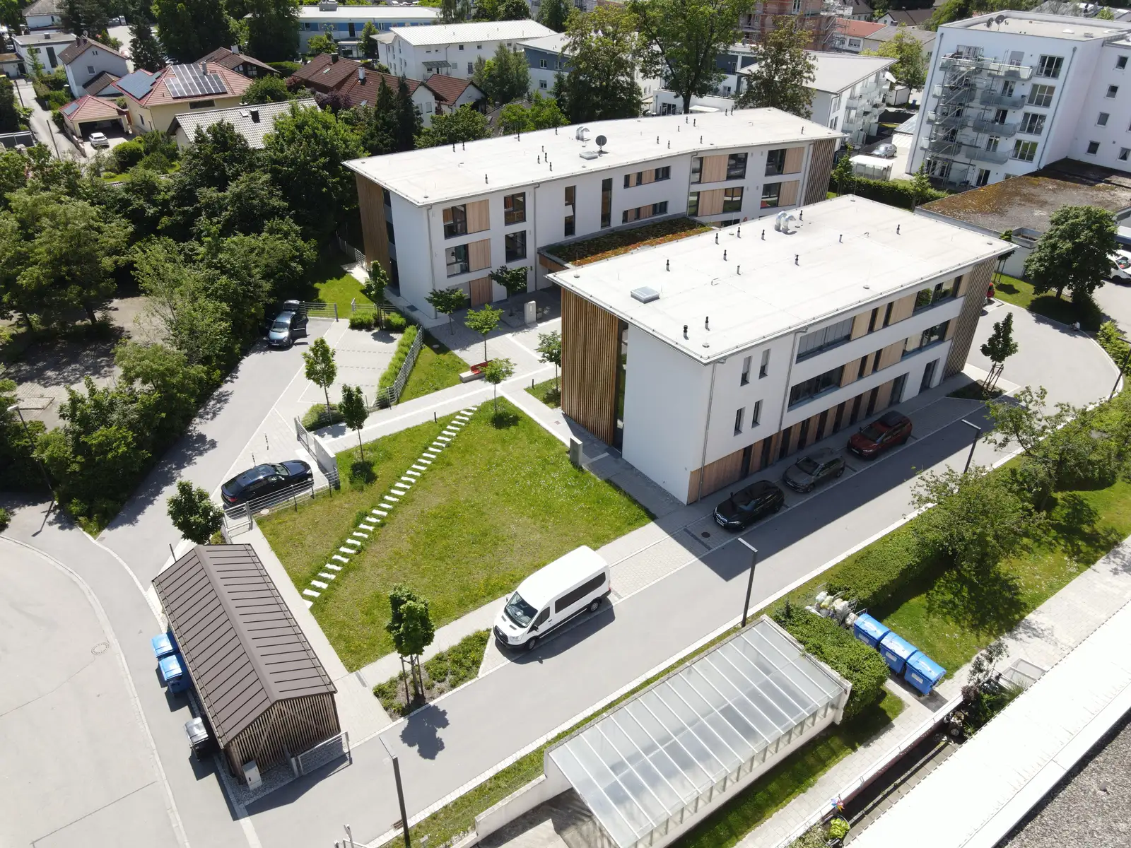 Gebäudeansicht mit Außenanlagen