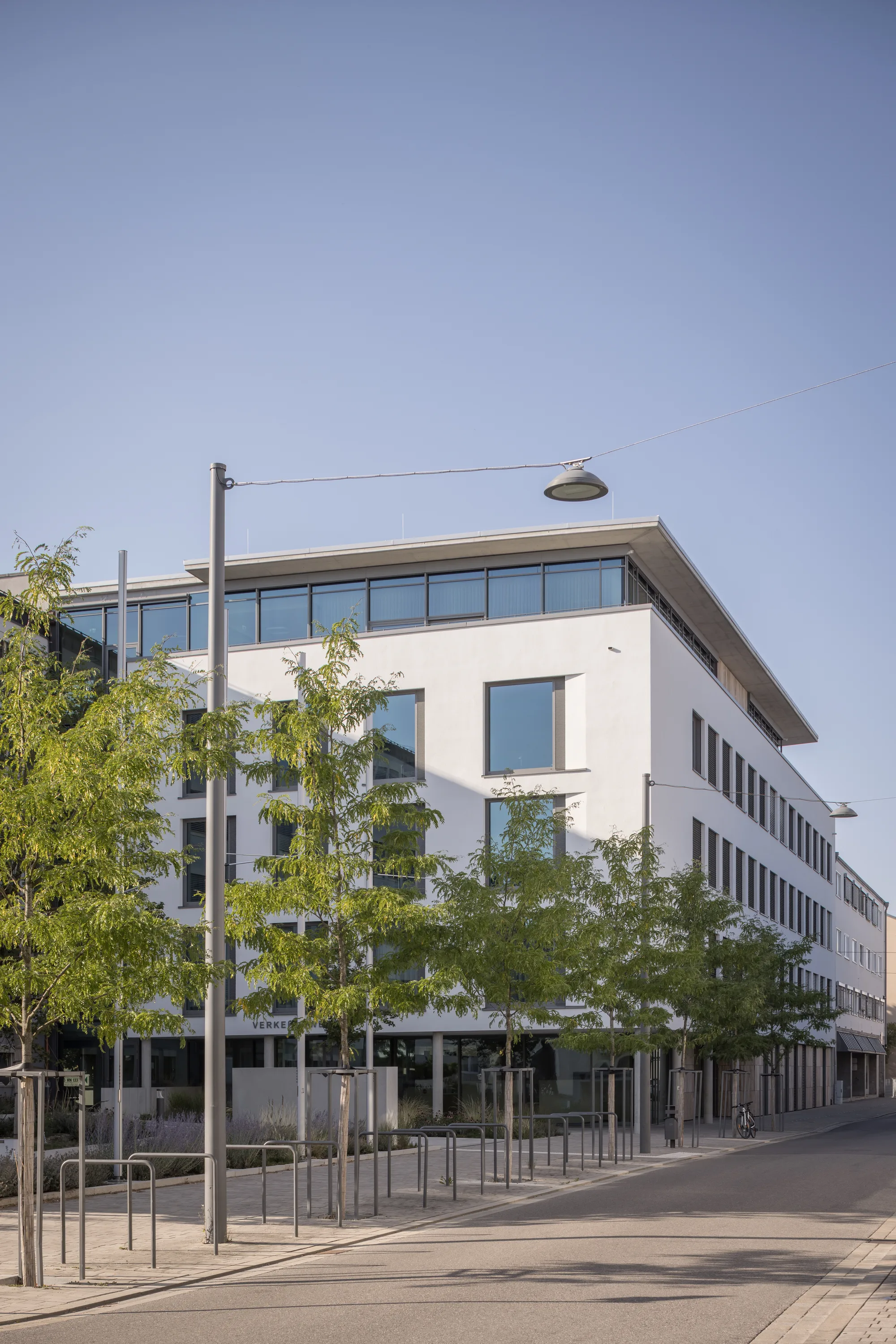 Kopfbau des Landratsamts Altötting in der Vertikalen