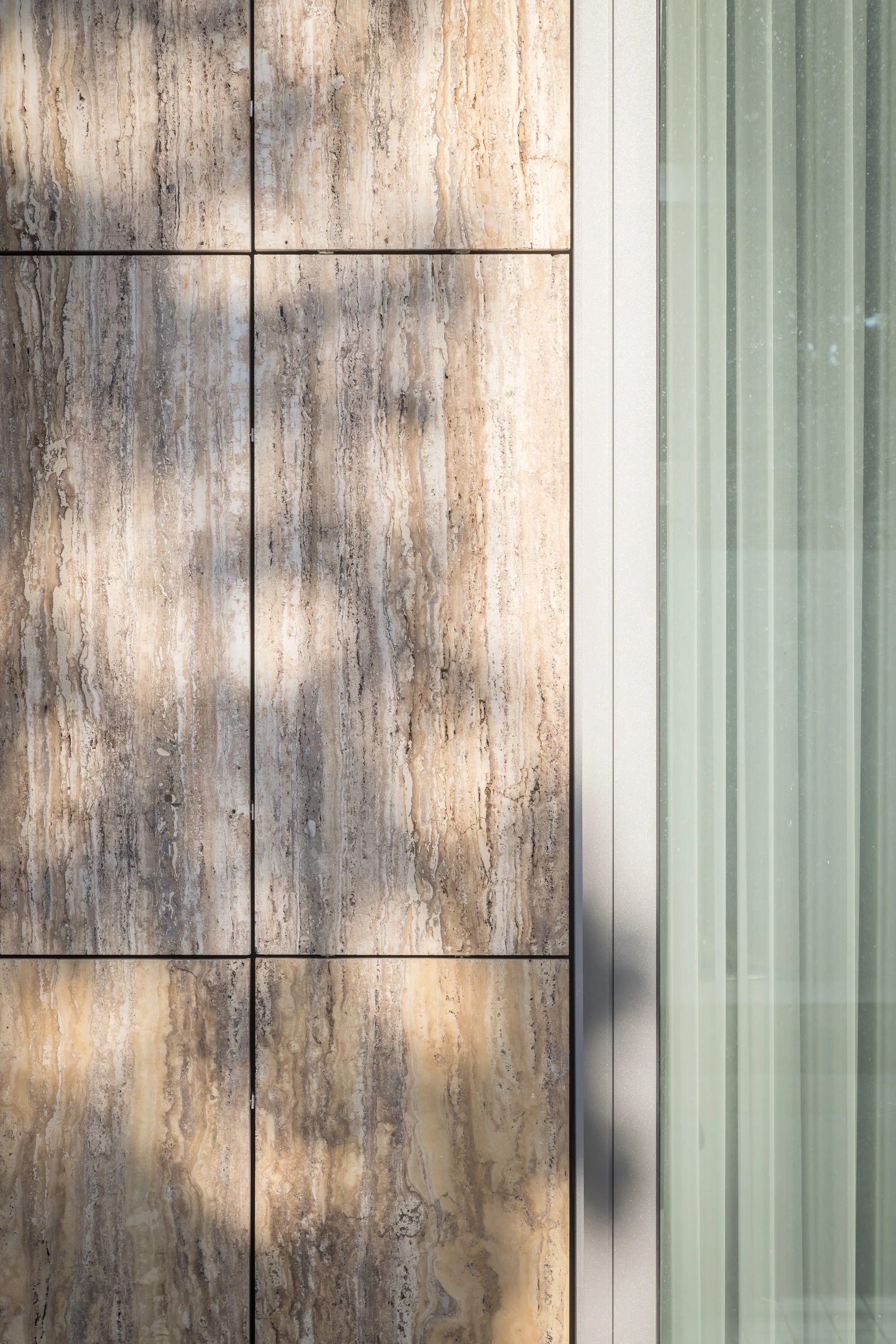 Fassadendetail mit Lichtspiel am Erweiterungsbau