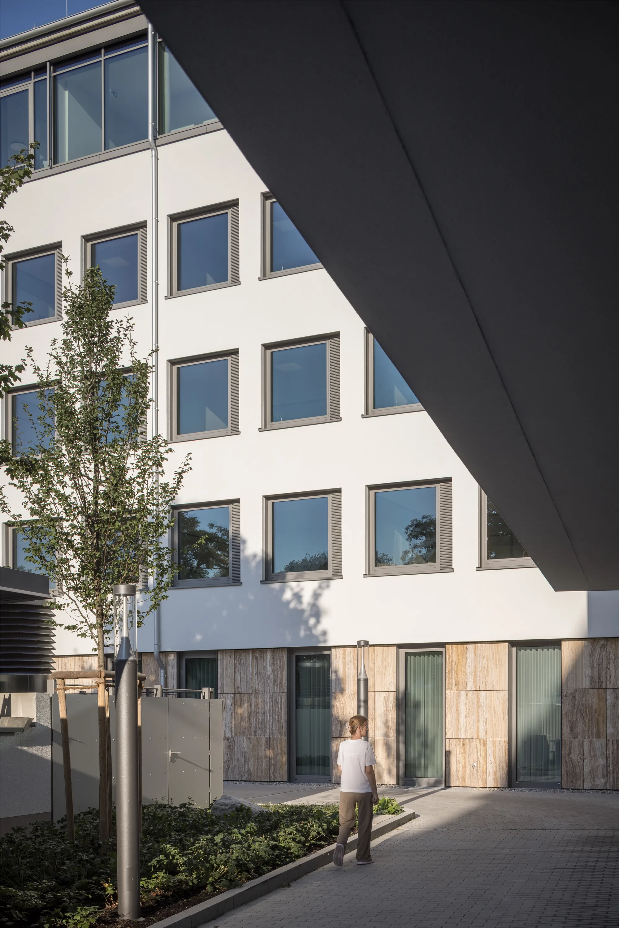 Gebäudeecke mit Terrassengeschoss und Schattenwurf