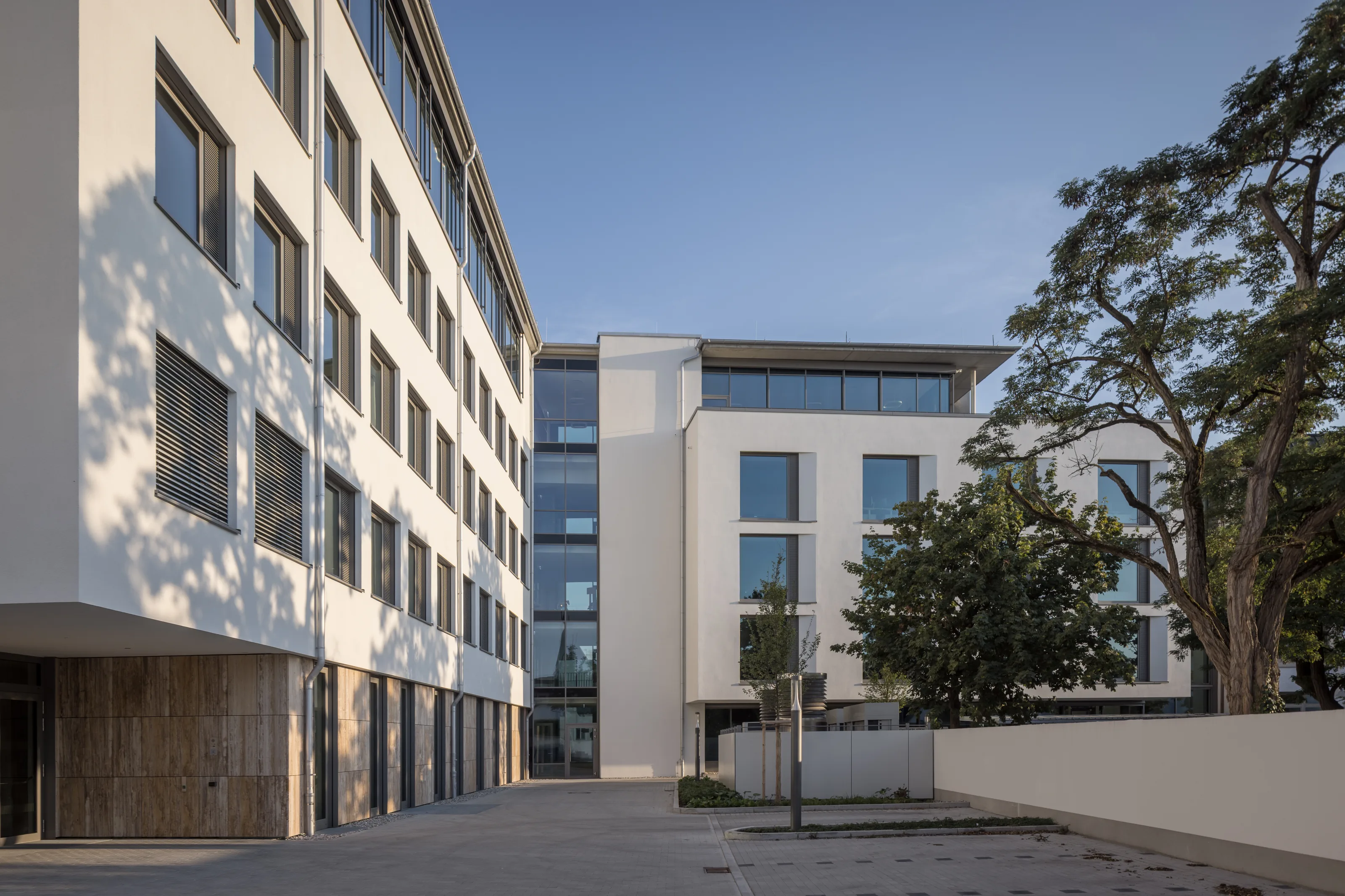 Erweiterungsbau des Landratsamts Altötting mit Vorplatz