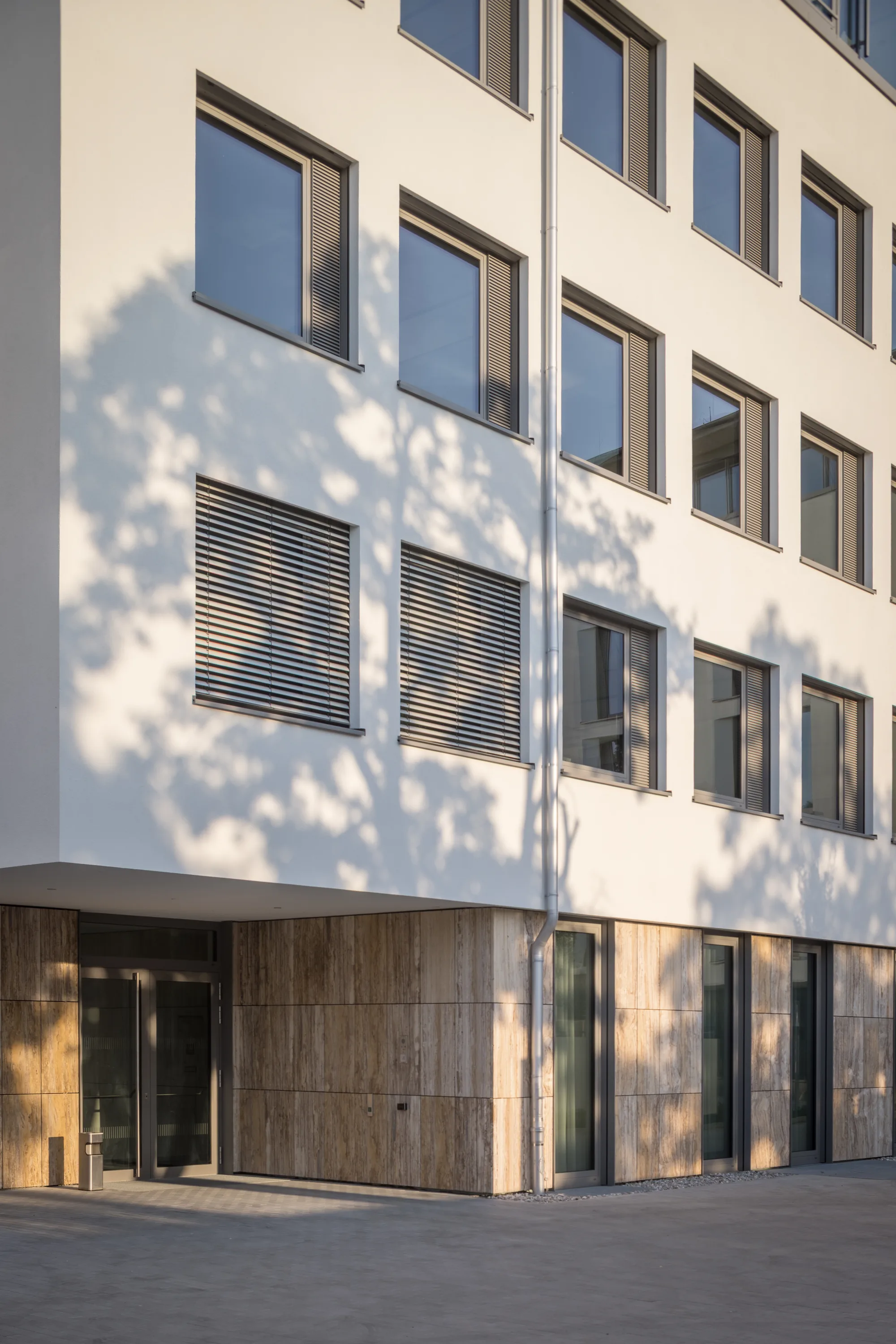 Fassade und Eingangsbereich des Landratsamts