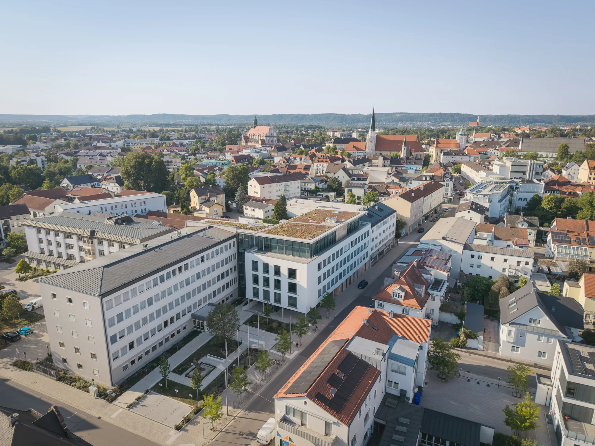 Luftbild des Landratsamts Altötting im Stadtgefüge