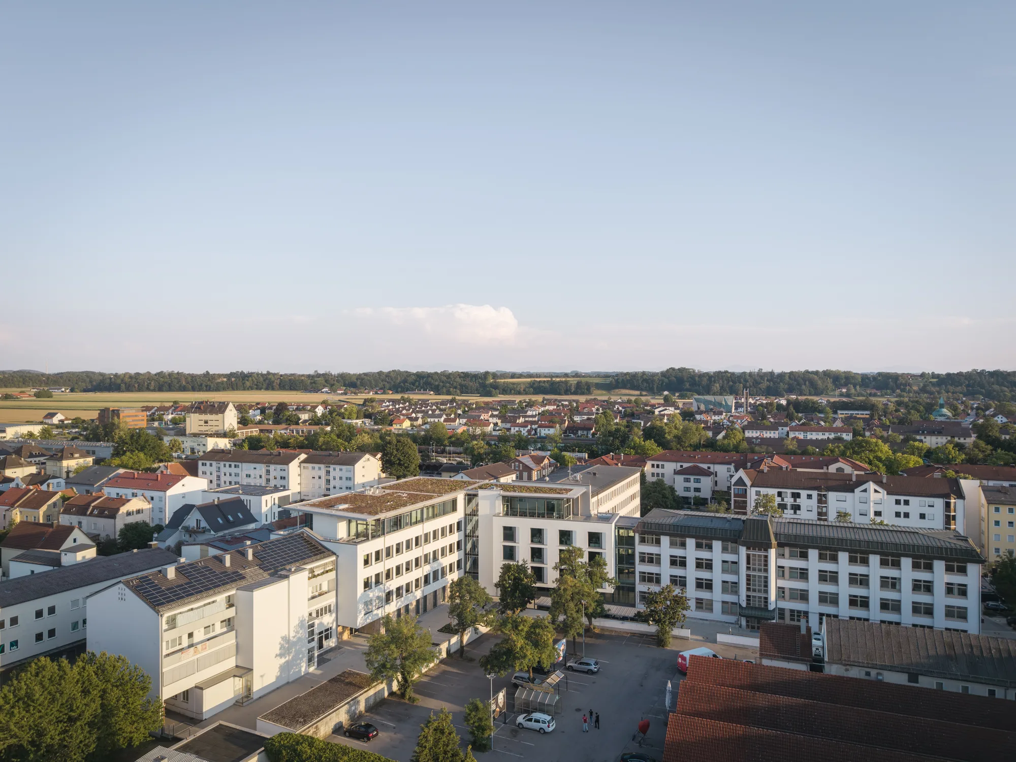 Luftbild des Erweiterungsbaus mit Umgebung