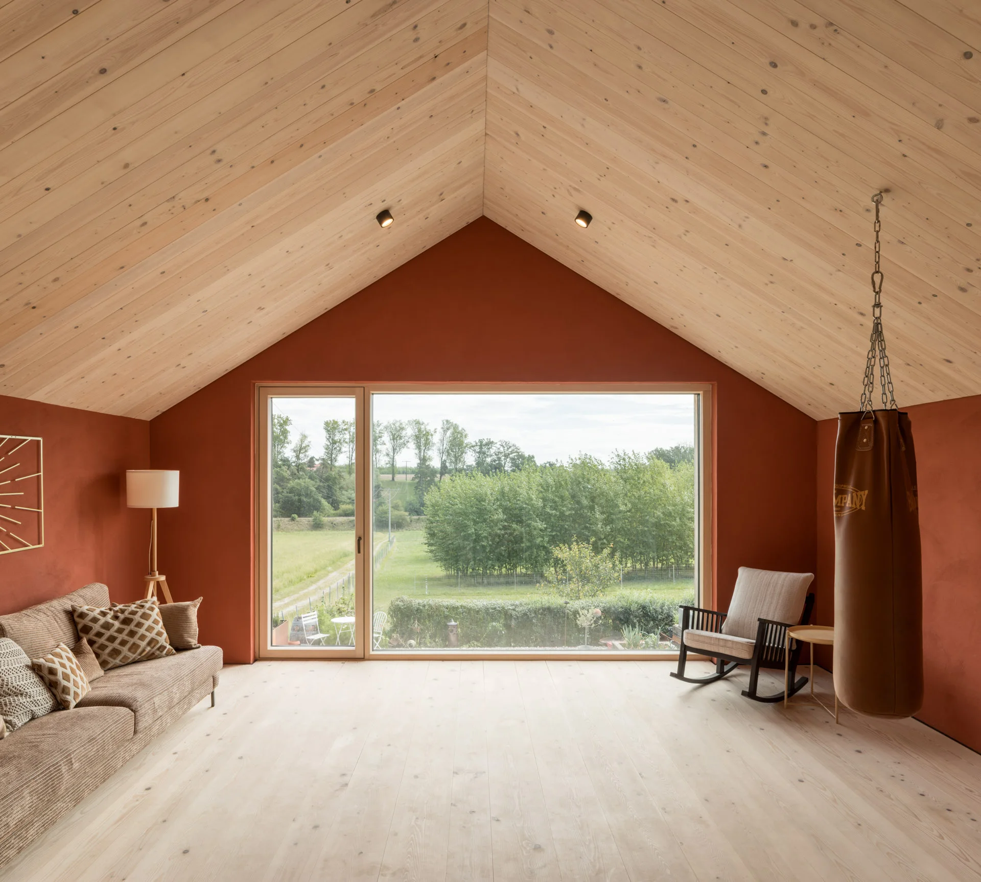 Wohnraum mit rotem Putz und Holzdecke