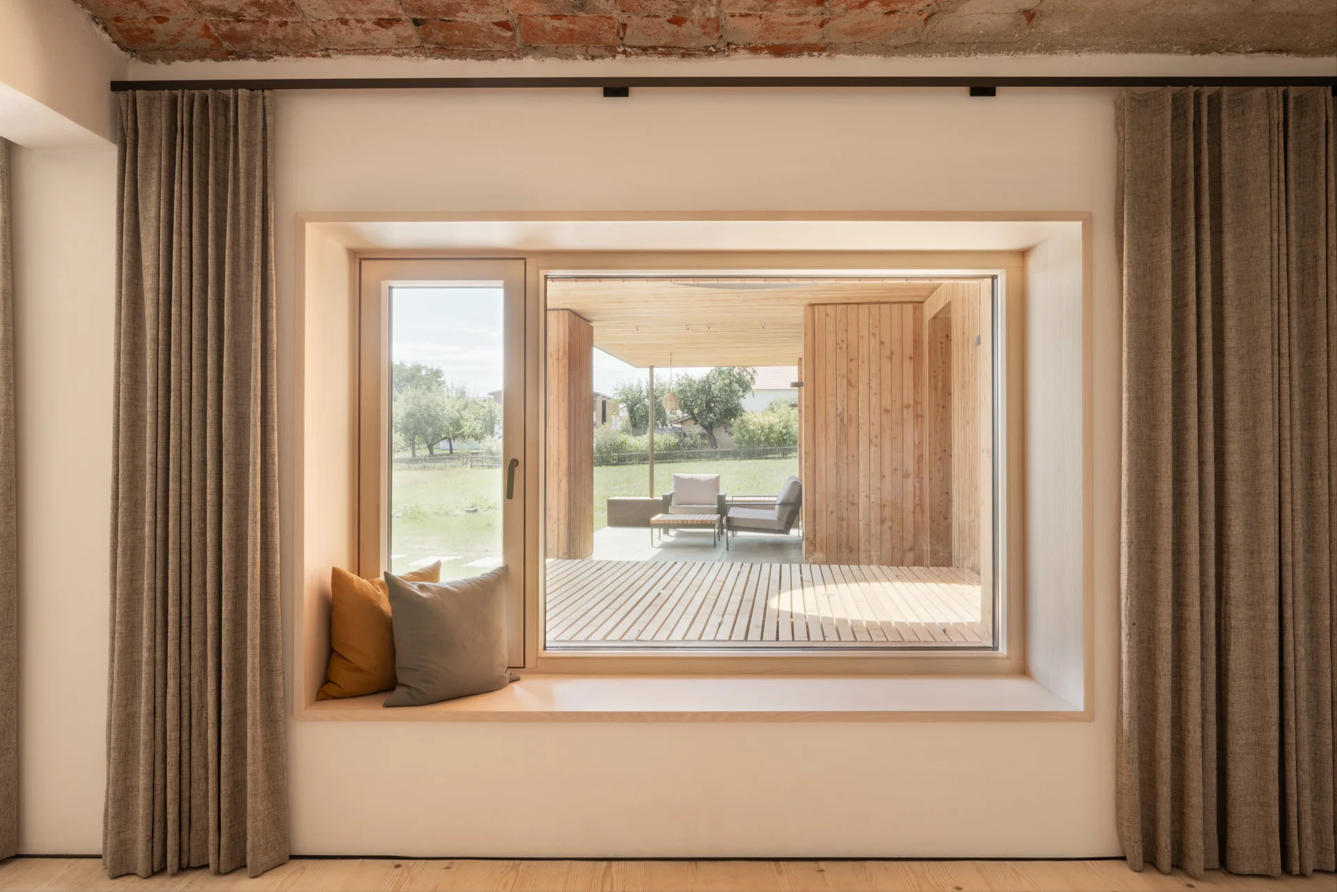 Sitznische am Fenster mit Blick auf die Terrasse