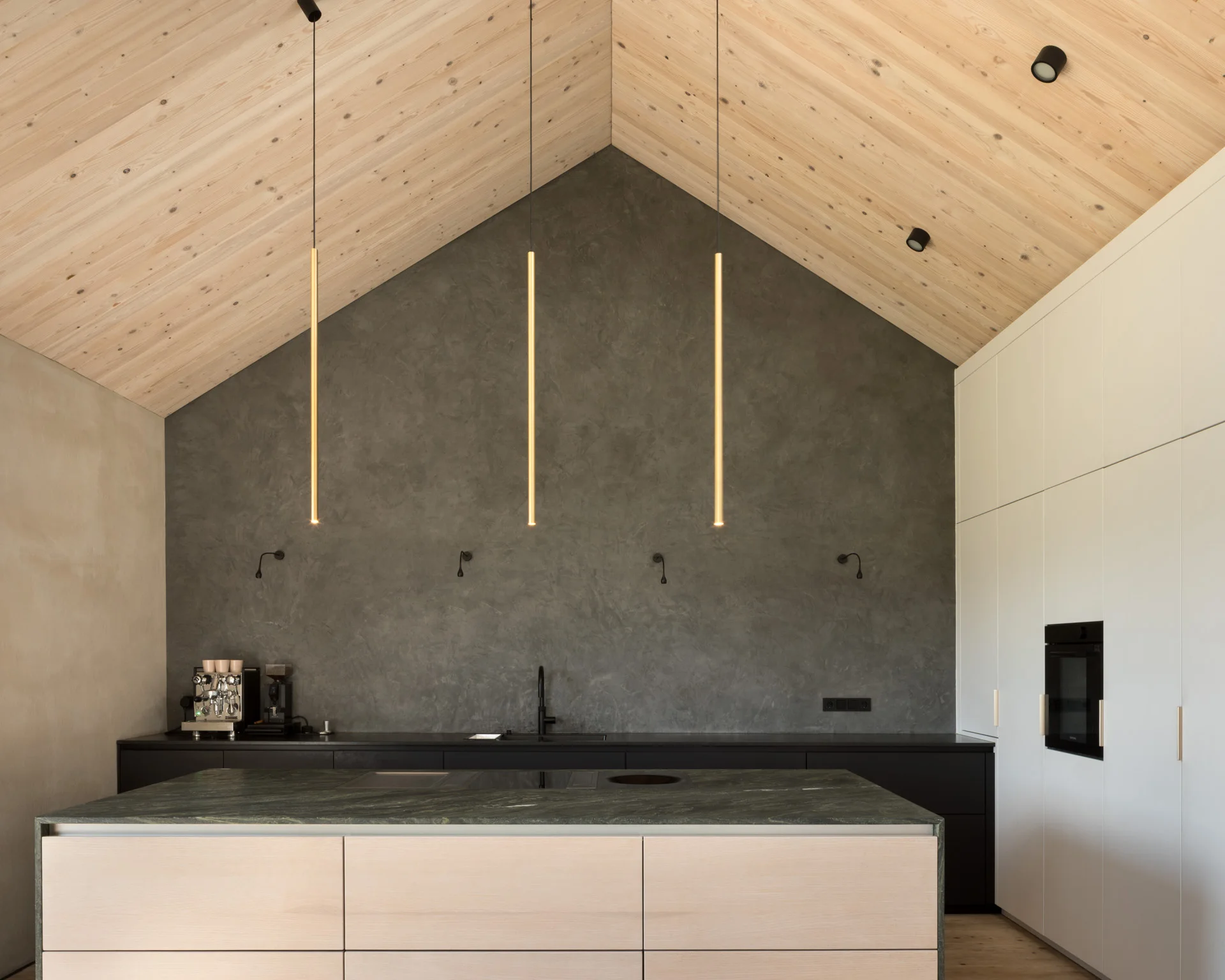 Küche mit Betonwand und Holzdecke