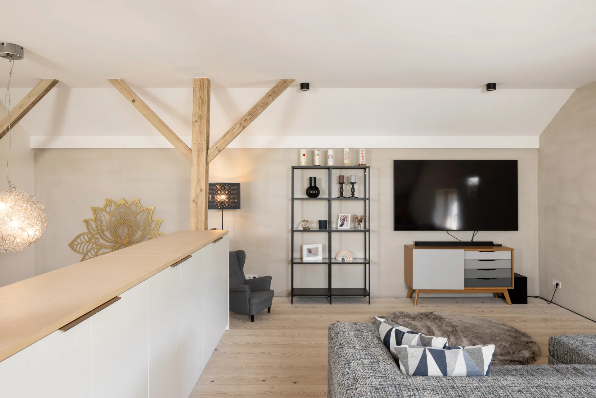 Wohnzimmer mit sichtbarer Holzkonstruktion