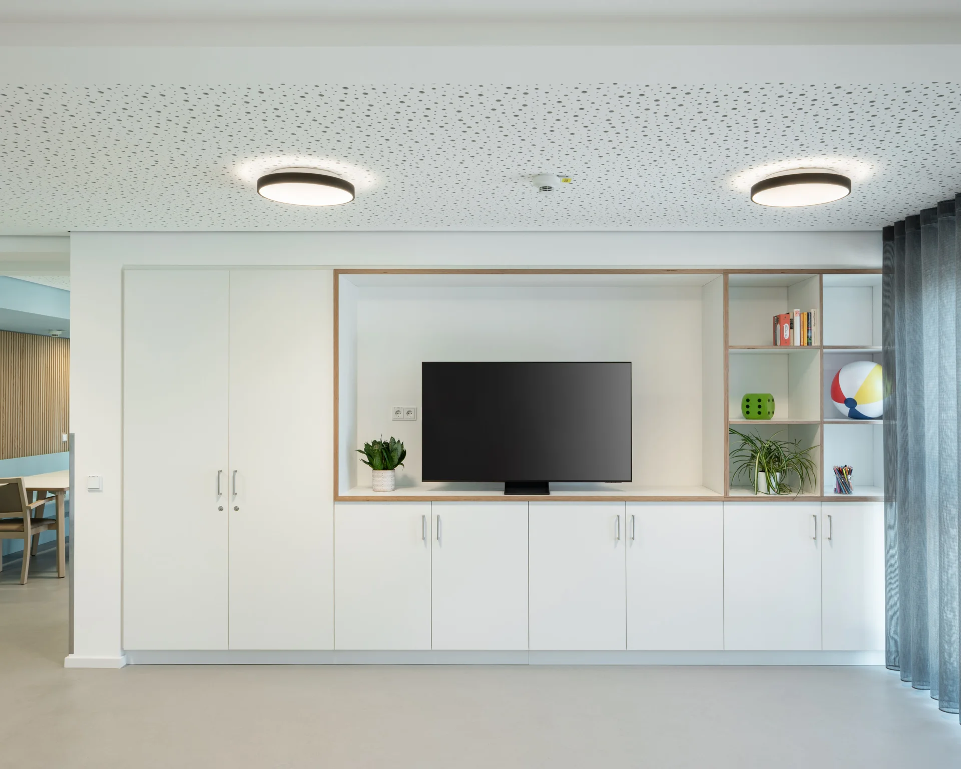 Wohnbereich mit Schrankwand und Fernseher