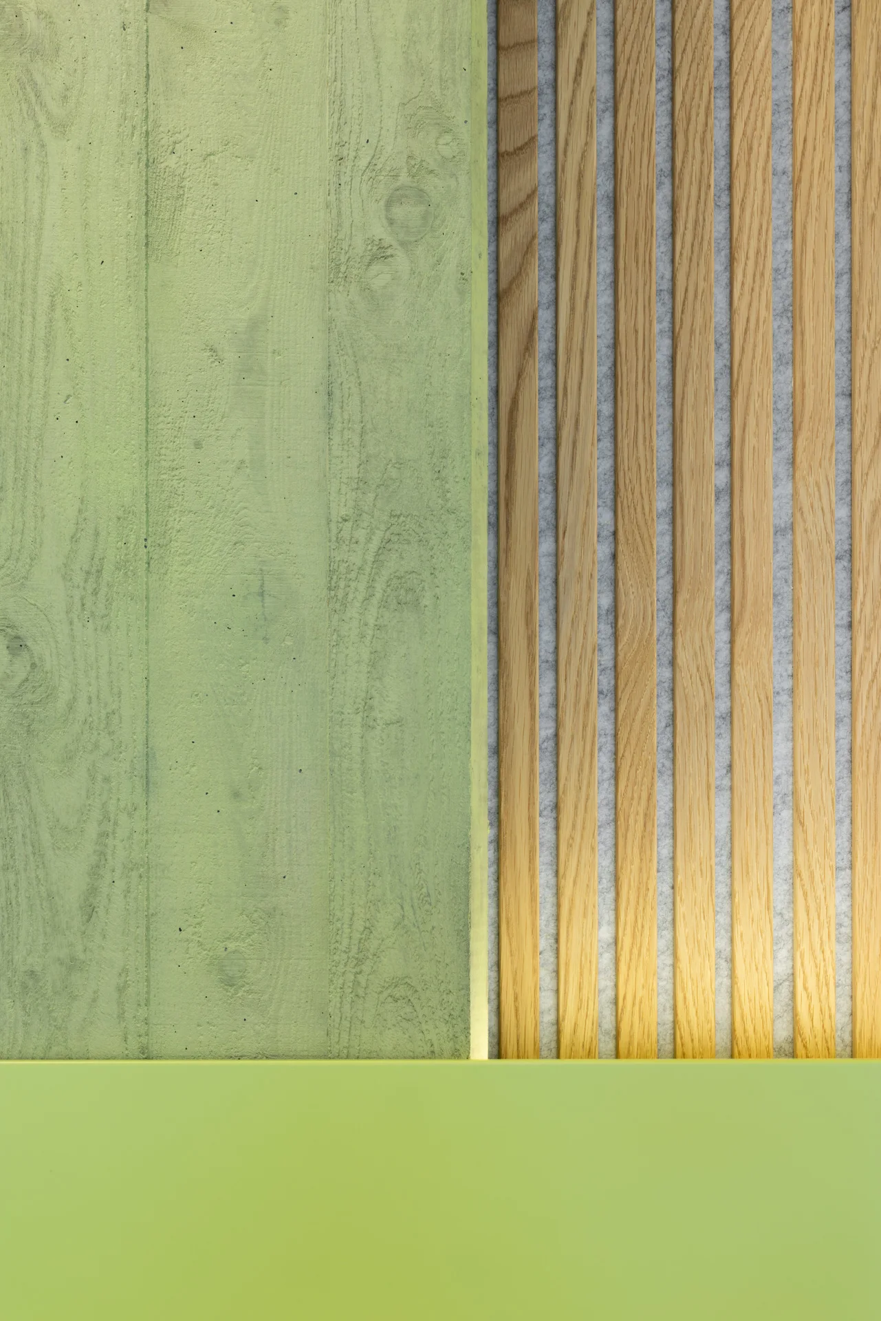 Detail aus Holzlamellen und grüner Wand