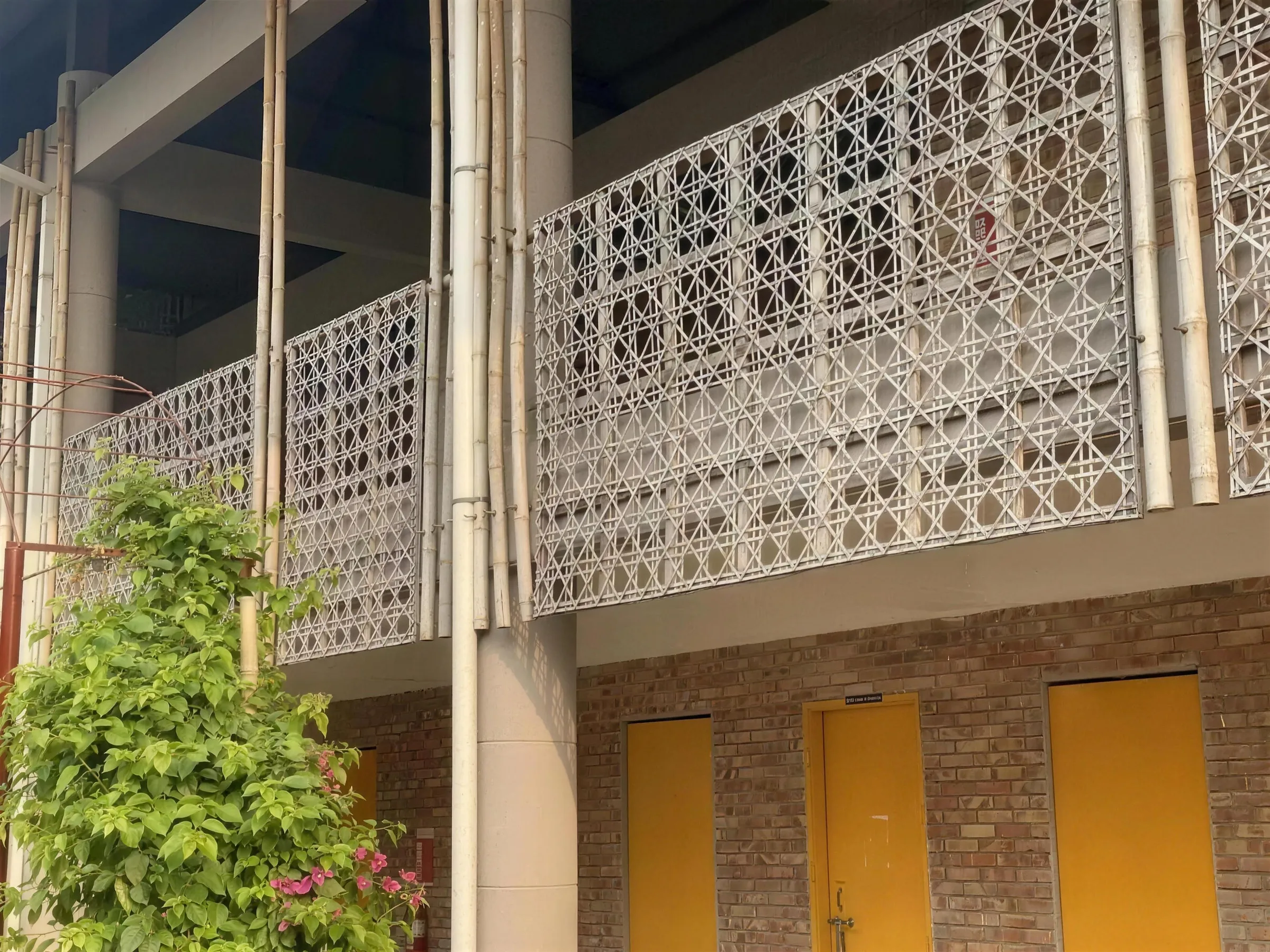 Zwischenraum auf dem Campus mit Bereichen für Unterricht und Freizeit