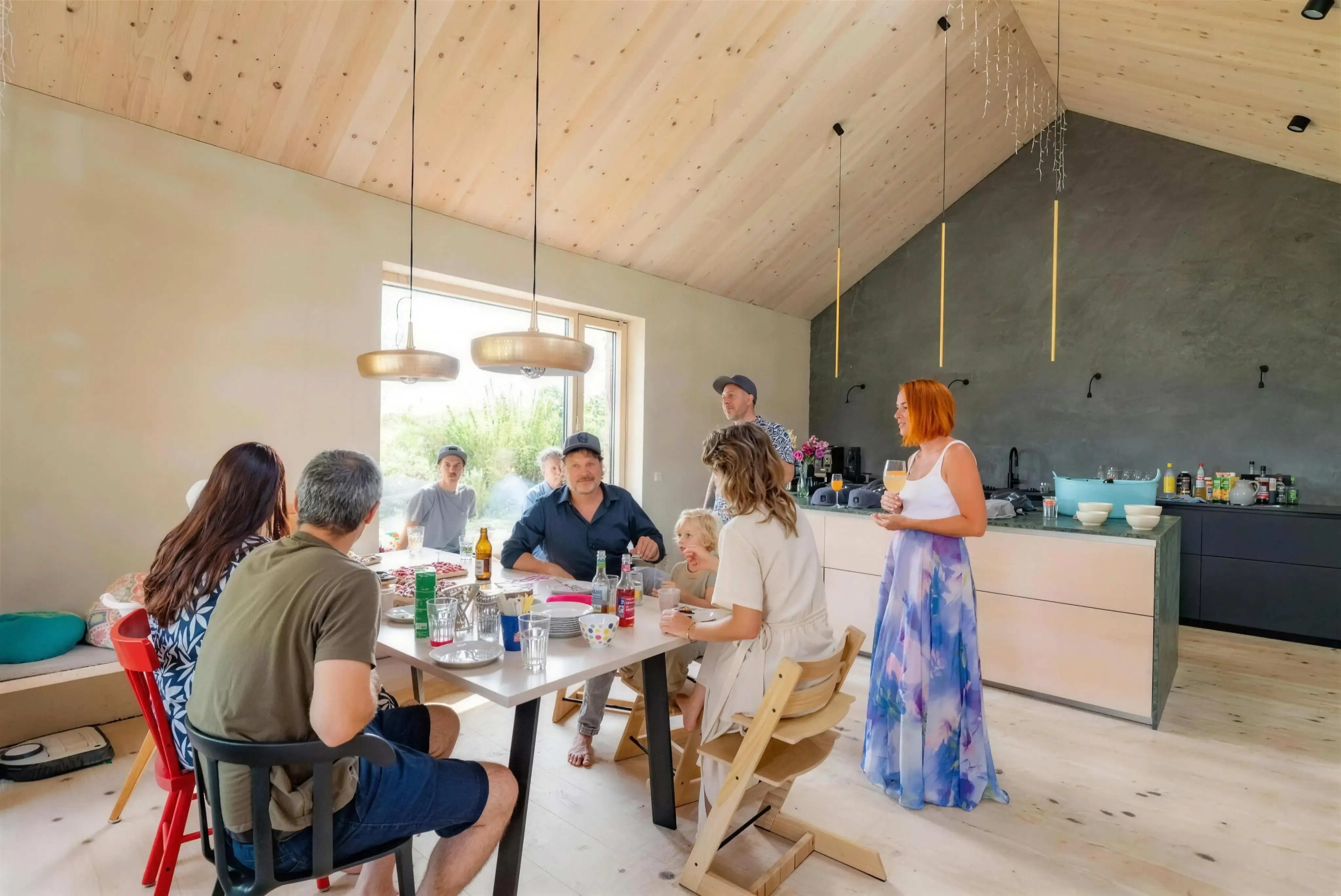 Das Team von Ackermann Architekten beim gemeinsamen Fest an einem langen Tisch