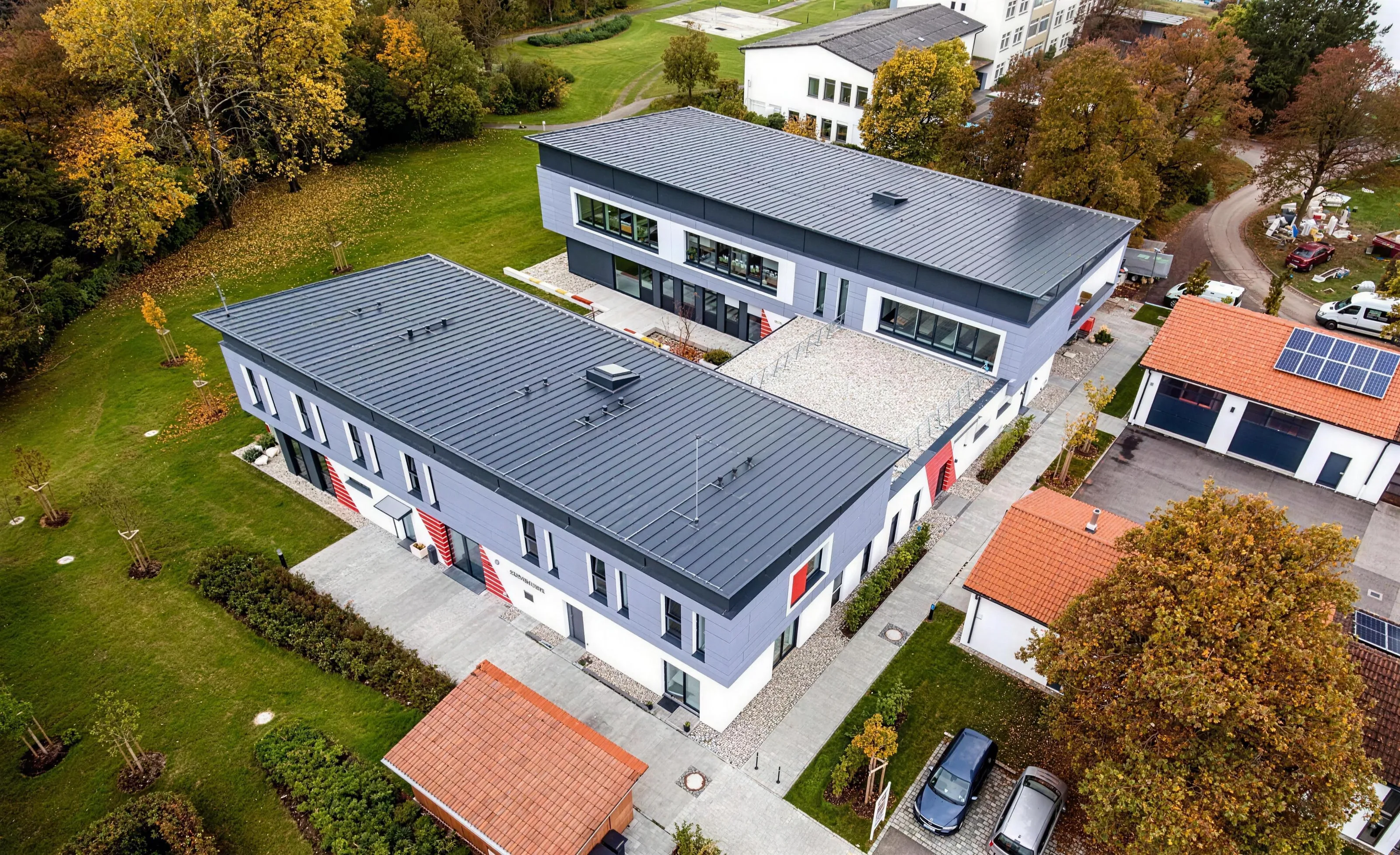 Außenansicht der Berufsfachschule mit Rettungswache in Burghausen