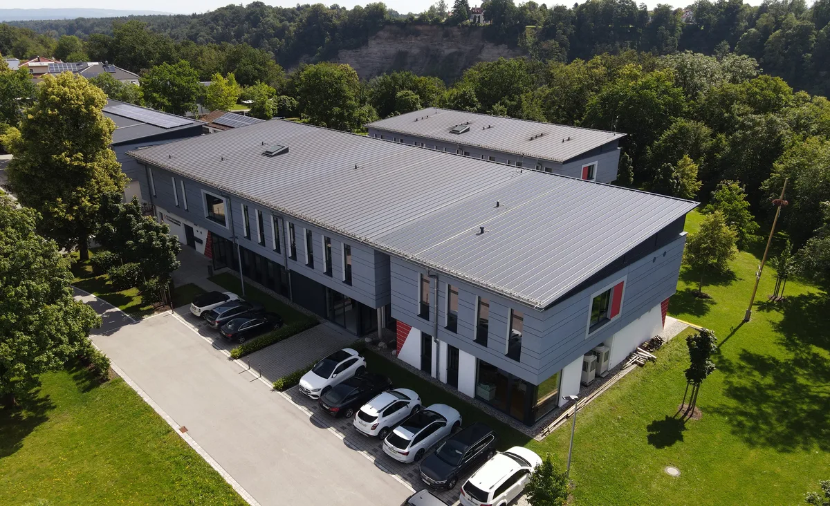 Außenansicht des Erweiterungsbaus der Berufsfachschule in Burghausen